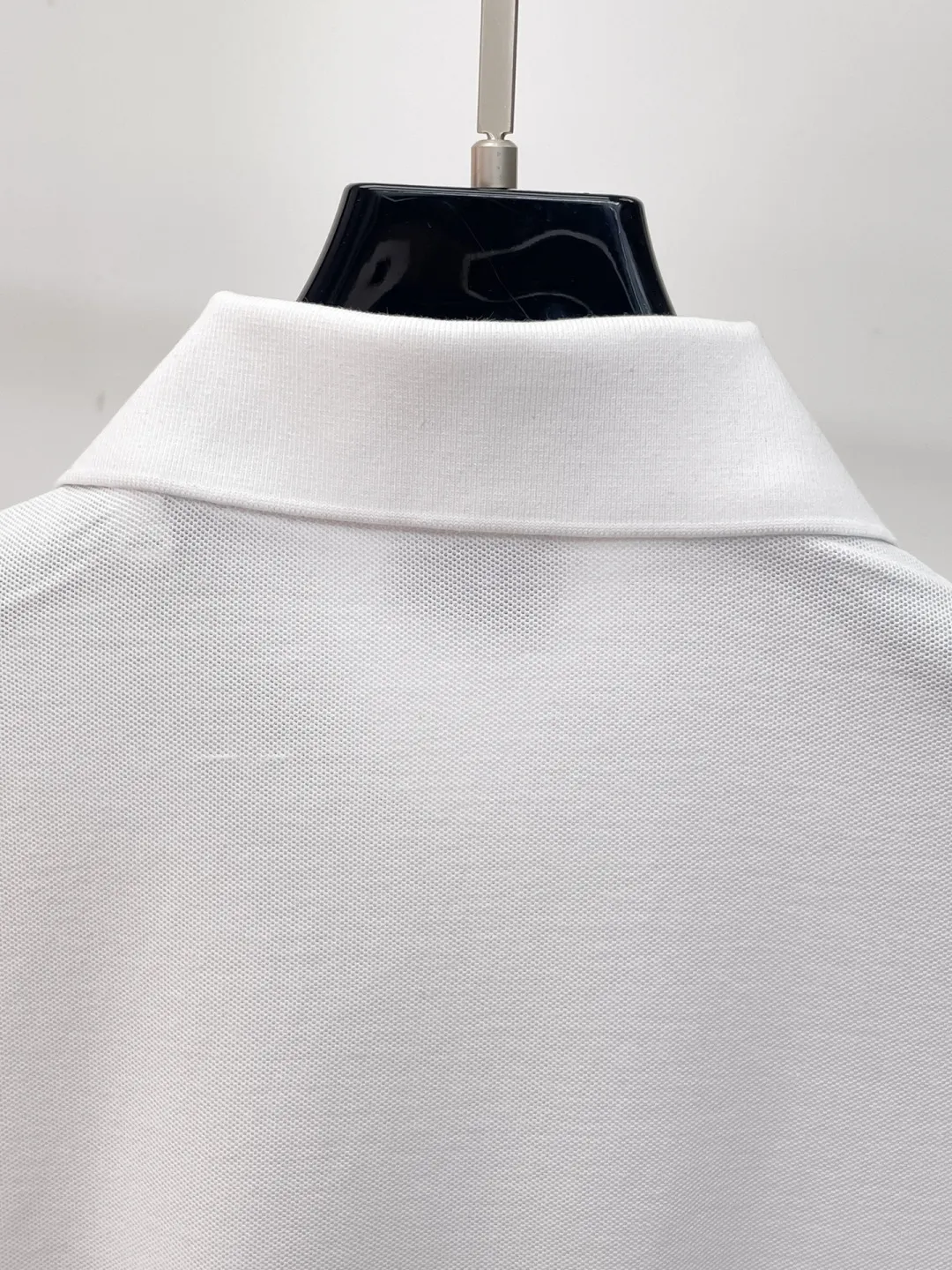 BURBERRY New Arrival Polo shirt, complete with three labels, original fabric, original customized accessories, official Same Style, using 210 grams of pure cotton pique fabric, customized same-tank dyed fabric, very comfortable and smooth to the touch, very wide and stylish, produced by a first-line brand on behalf of Factory, imported Behringer embroidery machine, embroidery is full and textured, imported Kangli direct-injection machine, printing is clear and textured, the collar rib is woven with imported yarn It will not lose shape after being worn for a long time. It is the most New Arrival style in spring and summer. It is fashionable and individual. It is super Versatile and looks good. It is very suitable for both men and women. It is a must-have for everyone. Size: S-XXL